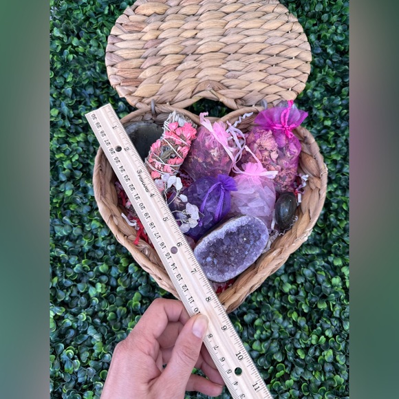 Heart Energy Gift Set | Amethyst, Rose Quartz, Labradorite & Botanicals - Picture 14 of 14